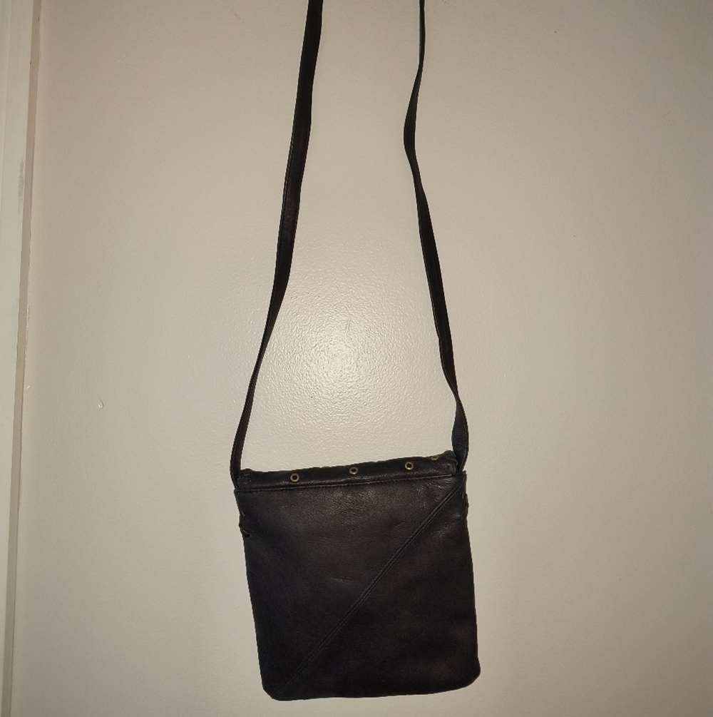 Carlo D'Santi brown leather cross body bag/purse, snap closure 8" by 8" like new - Picture 3 of 7